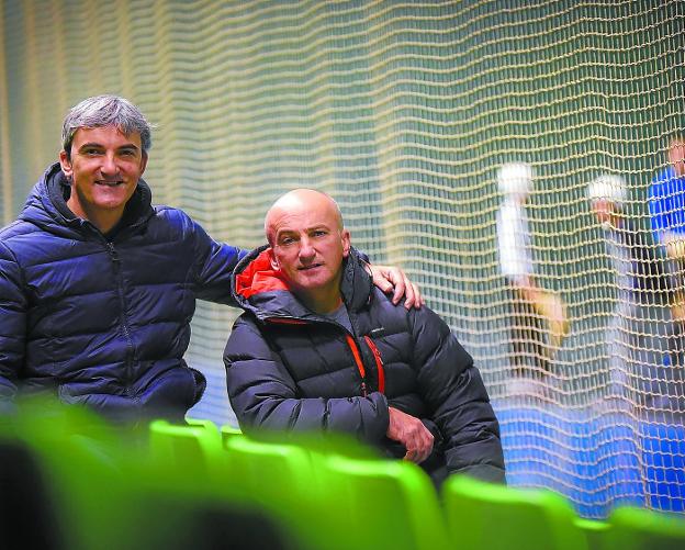 Garikoitz e Imanol Altuna, sentados en las gradas del frontón Beotibar de Tolosa.