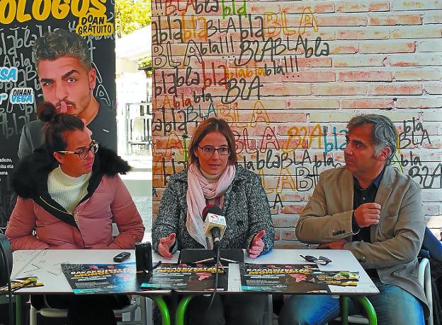 Juncal Eizaguirre, Leire Zubitur y Mario Simancas presentaron el ciclo de monólogos.
