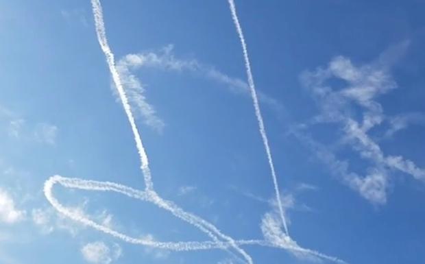 Un piloto de la Armada de EE UU dibuja un pene en el cielo con su avión