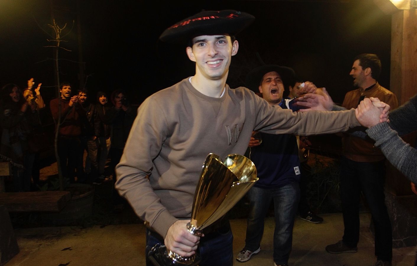 Jokin Altuna ha celebrado el campeonato del cuatro y medio logrado este domingo ante Urrutikoetxea con cerca de 200 amigos en la sidrería Salbide de su localidad natal, Amezketa