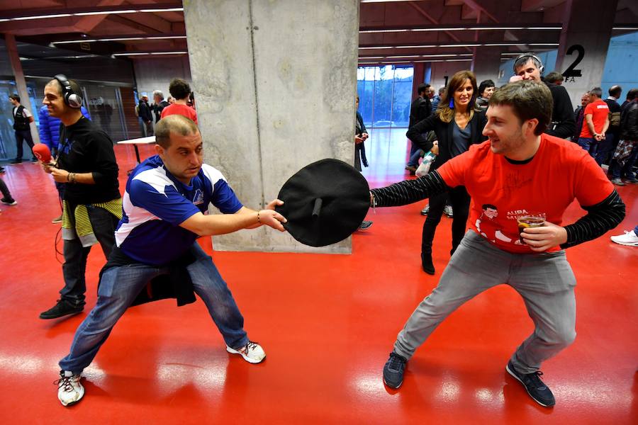 Ambiente de gala y caras conocidas del mundo pelotazale en los minutos previos a la final del cuatro y medio entre Altuna III y Urrutikoetexea en el frontón Bizkaia de Bilbao