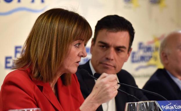 El secretario general del PSOE, Pedro Sánchez (d),escucha la intervención de la líder de los socialistas vascos, Idoia Mendia. 