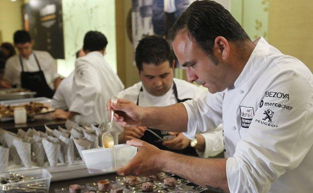 León prepara una tapa para un concurso. 