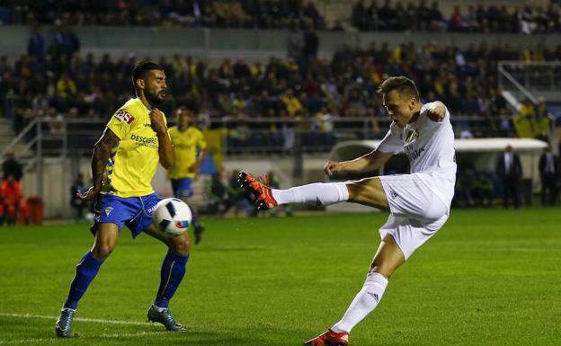 Denis Cheryshev remata durante el partido disputado en el Ramón de Carranza. 