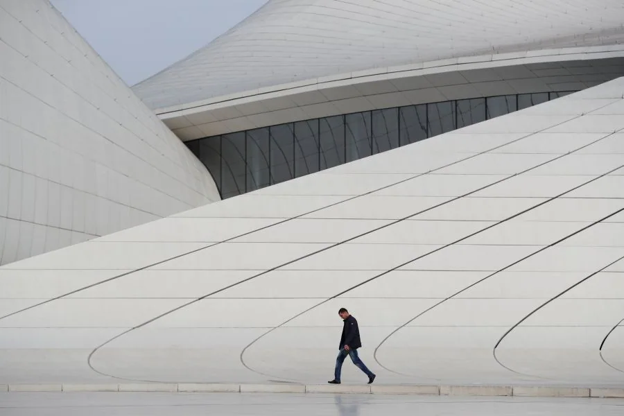 El centro Heydar Aliyev de Azerbaiyán, elaborado en 2007 por la arquitecta anglo-iraquí Zaha Hadid, acoge los eventos más importantes de la ciudad. Es una amplia estructura que incluye el centro de congresos, un museo, salas de exposiciones y oficinas administrativas. 