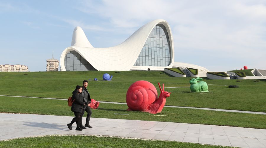 El centro Heydar Aliyev de Azerbaiyán, elaborado en 2007 por la arquitecta anglo-iraquí Zaha Hadid, acoge los eventos más importantes de la ciudad. Es una amplia estructura que incluye el centro de congresos, un museo, salas de exposiciones y oficinas administrativas. 