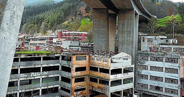 La asociación Avpiop pide la rehabilitación de antiguos edificios industriales.