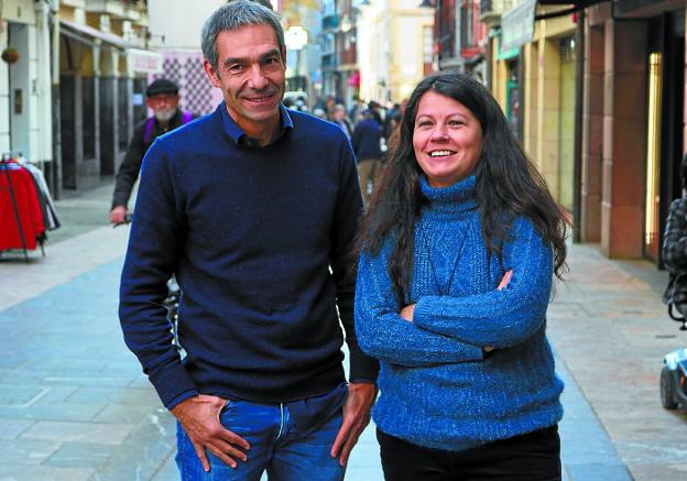 Animando a los hombres. Ander Bergara, de Emakunde, junto a la concejala Gloria Vazquez.
