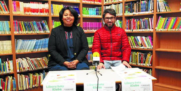 Ana Molina, miembro de la Asociación Mestiza, y Joseba Aramburu, concejal de Cultura.
