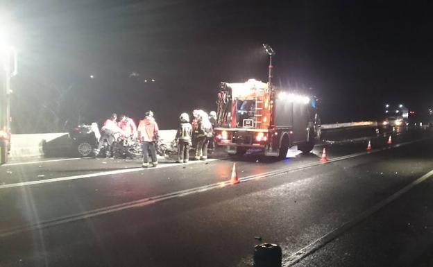 Dos jóvenes franceses fallecieron el pasado día 12 en un choque entre el turismo en el que viajaban y un camión en la N-121A a su paso por Irun.