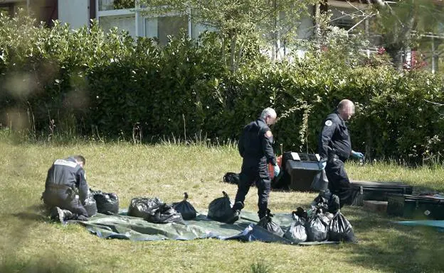Policías franceses en una operación contra ETA
