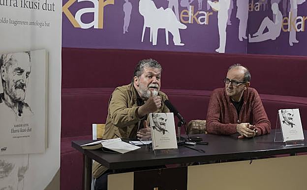 Koldo Izagirre eta Xabier Mendiguren, liburuaren aurkezpenean.