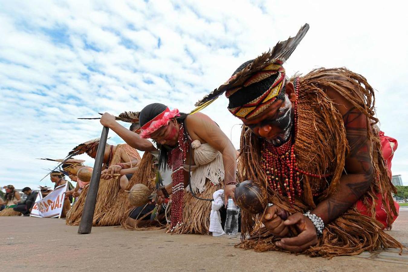 Indios brasileños protestan en favor de la demarcación de sus territorios este jueves en la Explanada de los Ministerios de la capital del país, Brasilia.