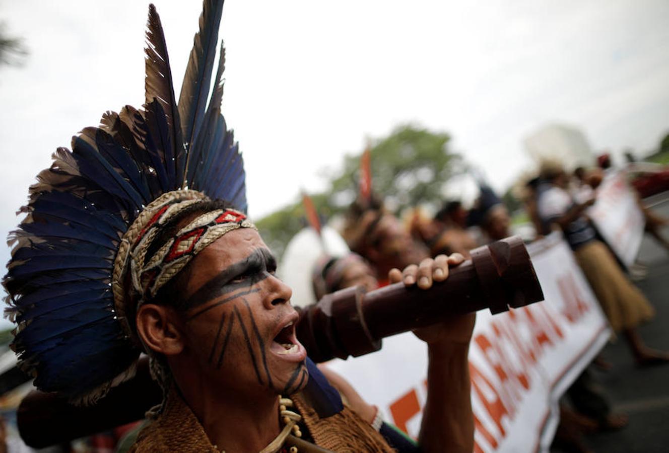 Indios brasileños protestan en favor de la demarcación de sus territorios este jueves en la Explanada de los Ministerios de la capital del país, Brasilia.