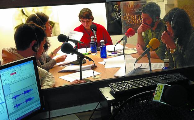 Alumnos y usuarios de Radio Casares, en una de sus emisiones. 