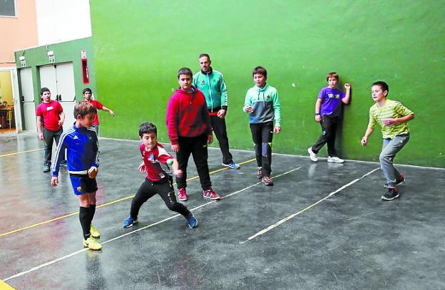 Aimar Olaizola, rodeado de niños ayer en el frontón Eztegara de Bera.