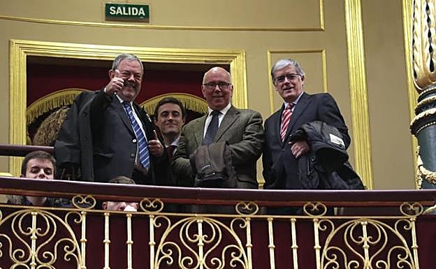 El consejero de Economía y Hacienda del Gobierno Vasco, Pedro Azpiazu, el diputado de Hacienda de Gipuzkoa, Javier Larrañaga, el de Bizkaia, José María Iruarrizaga, y el de Álava, José Luis Cimiano.
