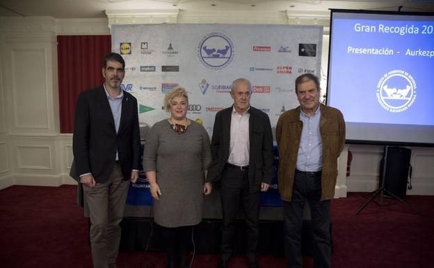 Eneko Goia, Maite Peña, Mikel Larrañaga y José Manuel Pineda, ayer, en la presentación de la Gran Recogida en San Sebastián