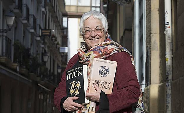 Toti, con los libros en castellano y euskera