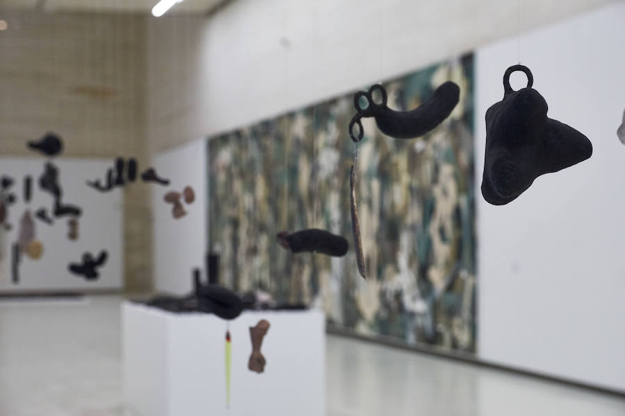 El Museo San Telmo acoge una exposición del artista donostiarra José Ramón Amondarain en la que no podrá exhibir ocho grandes lienzos sobre el proceso creativo de la obra a causa de las leyes de propiedad intelectual