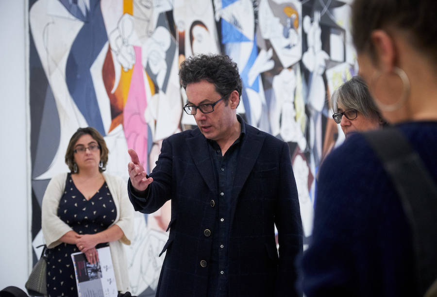 El Museo San Telmo acoge una exposición del artista donostiarra José Ramón Amondarain en la que no podrá exhibir ocho grandes lienzos sobre el proceso creativo de la obra a causa de las leyes de propiedad intelectual