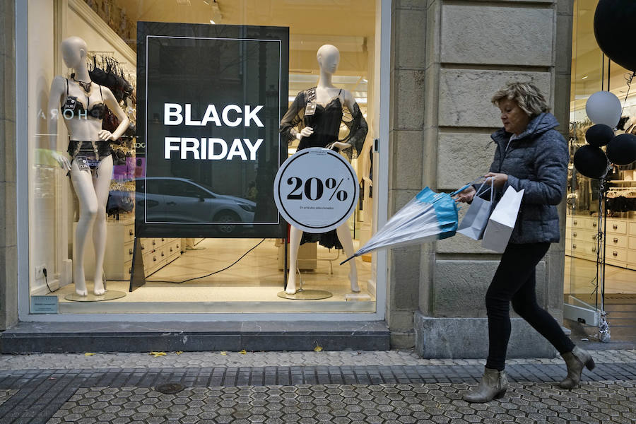 Decenas de establecimientos donostiarras presentan ofertas con motivo del 'Black Friday'