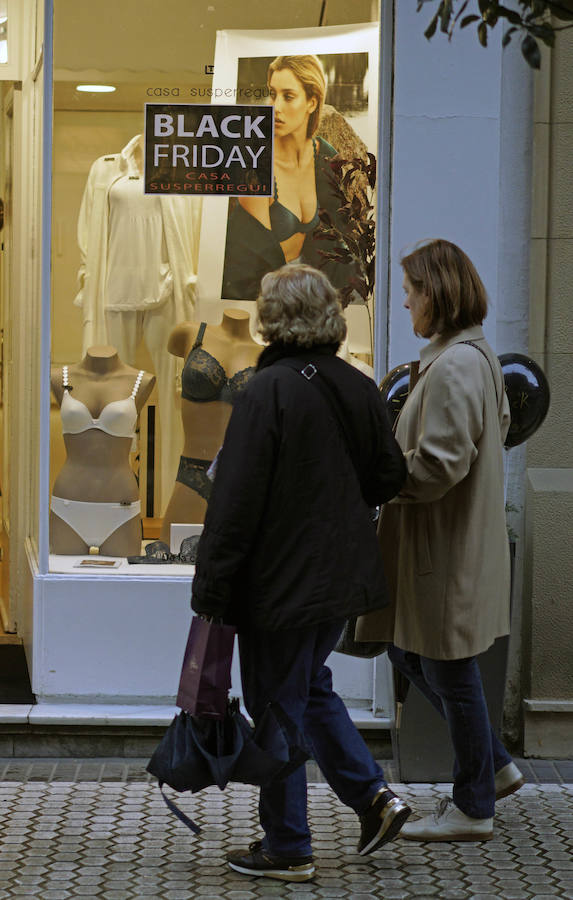Decenas de establecimientos donostiarras presentan ofertas con motivo del 'Black Friday'