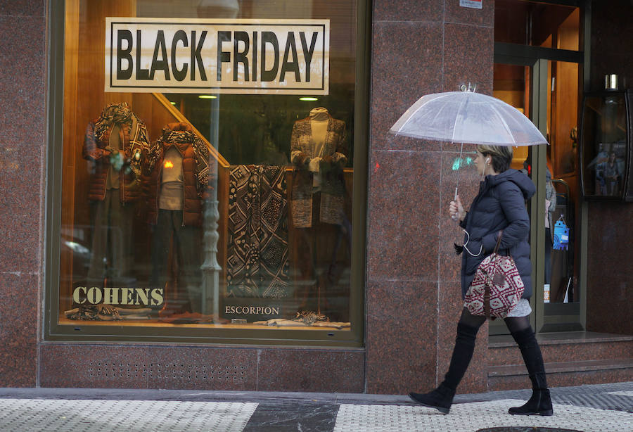 Decenas de establecimientos donostiarras presentan ofertas con motivo del 'Black Friday'
