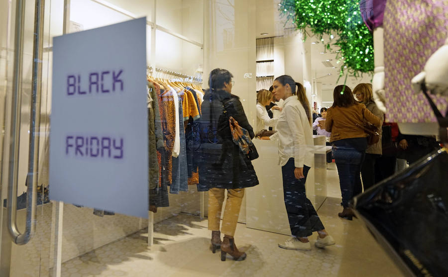 Decenas de establecimientos donostiarras presentan ofertas con motivo del 'Black Friday'