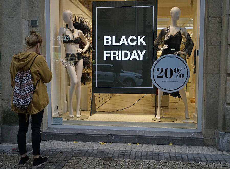 Decenas de establecimientos donostiarras presentan ofertas con motivo del 'Black Friday'