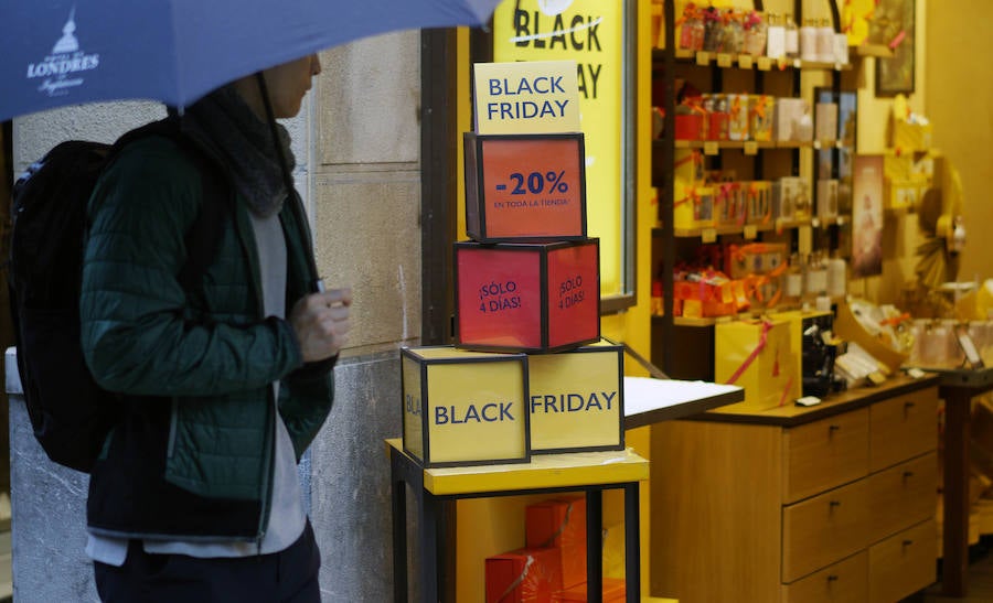 Decenas de establecimientos donostiarras presentan ofertas con motivo del 'Black Friday'