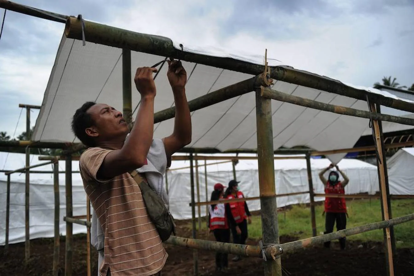 Miles de personas que viven a la sombra del volcán Agug, en la isla indonesia Bali, han huido de su hogar ya que existe la posibilidad de su primera erupción en más de 50 años. El monte Agung expulsó humo a más de 700 metros sobre su cumbre el pasado martes 21, provocando un éxodo de los asentamientos de la zona. Los ciudadanos se preparan para una posible gran erupción.