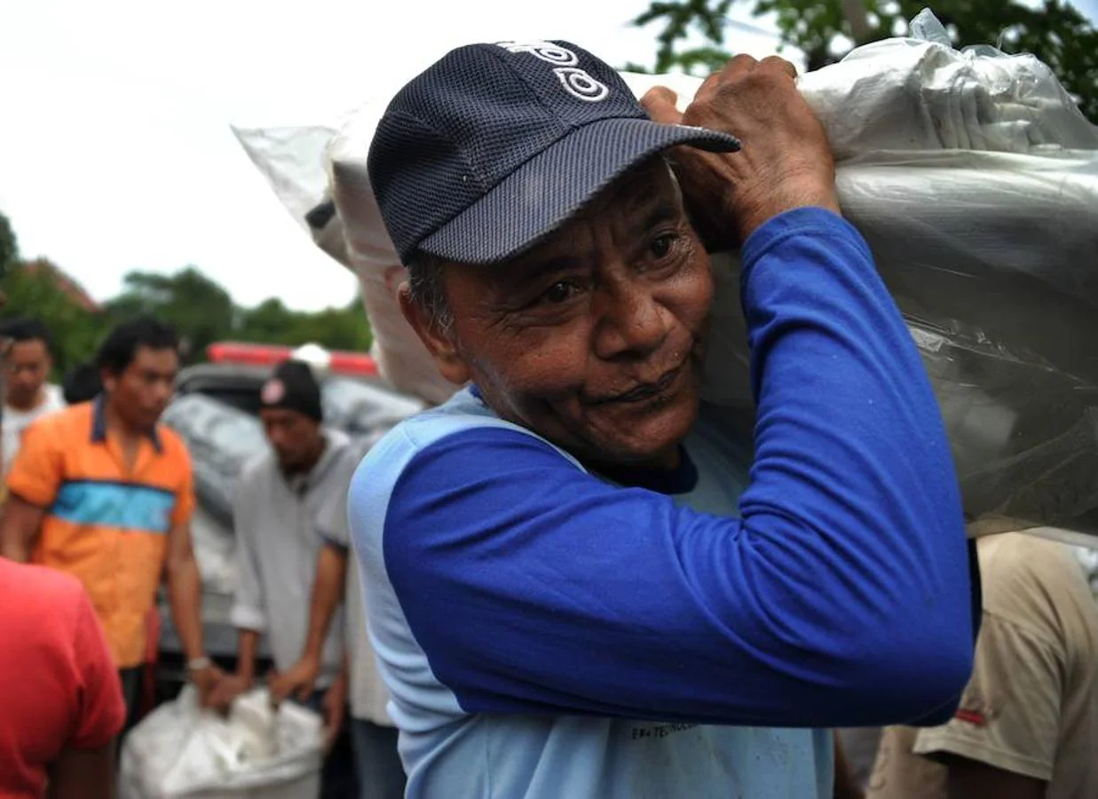 Miles de personas que viven a la sombra del volcán Agug, en la isla indonesia Bali, han huido de su hogar ya que existe la posibilidad de su primera erupción en más de 50 años. El monte Agung expulsó humo a más de 700 metros sobre su cumbre el pasado martes 21, provocando un éxodo de los asentamientos de la zona. Los ciudadanos se preparan para una posible gran erupción.