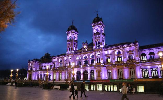 El Ayuntamiento de San Sebastián se ha iluminado de violeta para condenar la violencia machista.