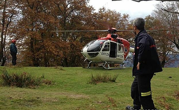 El helicóptero de la Ertzaintza en el lugar en el que se ha producido el suceso.