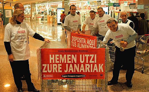 Imagen principal - Las primeras recogidas de alimentos se organizaron en 1998