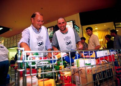 Imagen secundaria 1 - Las primeras recogidas de alimentos se organizaron en 1998