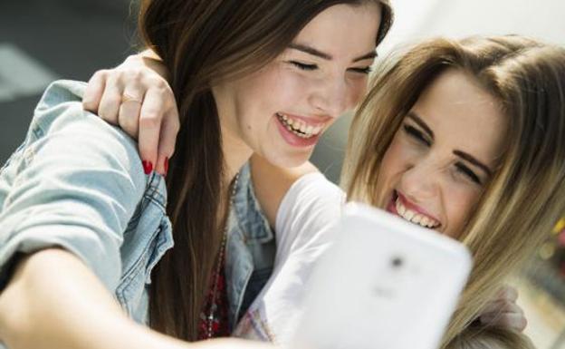 Dos amigas en un selfie.