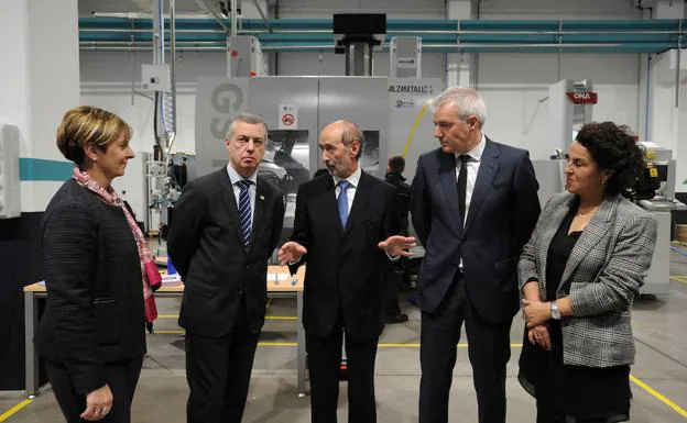 El lehendakari, Iñigo Urkullu, durante su visita a Egile