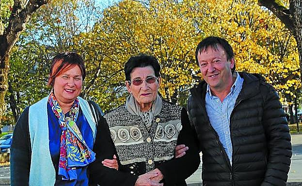 Raquel y Xabier viven en Zarautz junto a la madre de ella, Lorenza, desde que le diagnosticaron alzhéimer hace cinco años. 