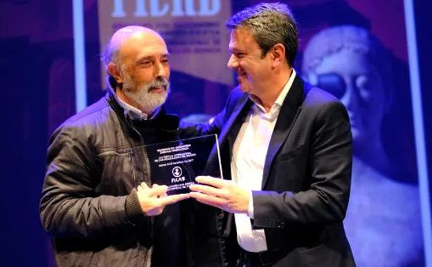 Etxeberria recibe de Santano el Premio del Público. 