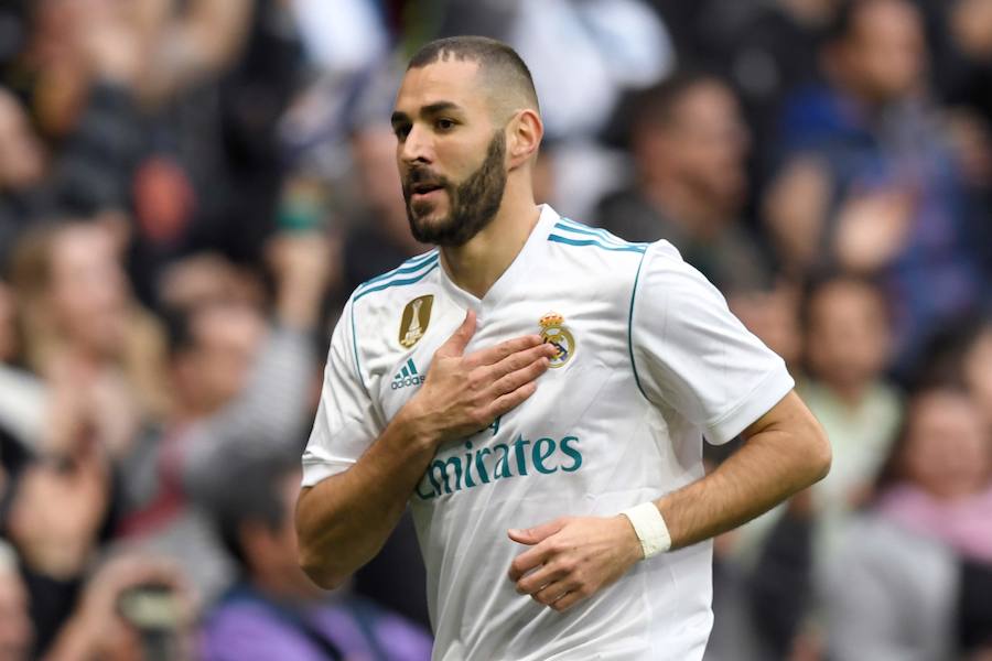 El Real Madrid venció al Málaga 3-2 en el Santiago Bernabéu. Un partido loco donde Benzema abrió la lata y Casemiro volvió a poner ventaja tras el empate de Rolan. El 'Chory' Castro volvió a poner las tablas tras un error de Kiko Casilla y Cristiano, que vio como Roberto paraba su penalti, anotaba a placer en el rechace para dar la victoria a los blancos. 