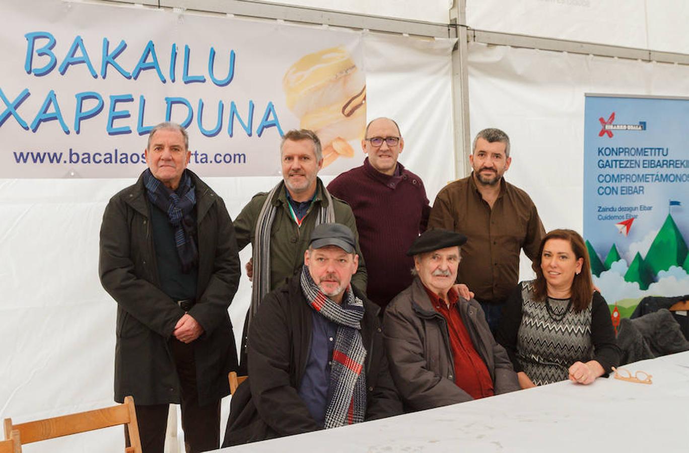 De las 36 parejas que han participado en el XXV concurso de bacalao de San Andrés de Eibar han sido los jóvenes Goren López e Iker Iraolagoitia, de la sociedad Unzaga, quienes se han llevado la txapela. El segundo premio ha sido para Maria MERCEDES Vaquero y Agustín Gómez de la asociación 'Amaña es la Caña'. La pareja formada por José Miguel Tejedor y Javier Ruiz ha ganado el tercer puesto. 