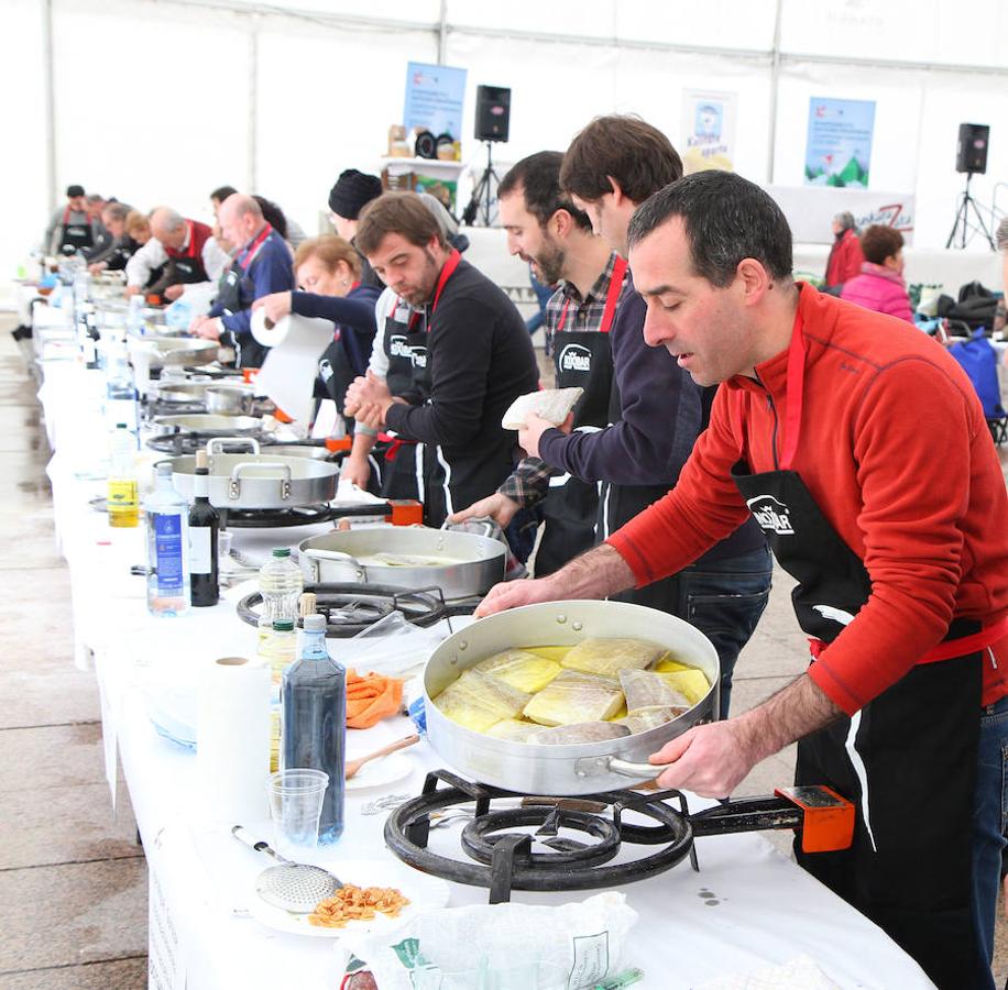 De las 36 parejas que han participado en el XXV concurso de bacalao de San Andrés de Eibar han sido los jóvenes Goren López e Iker Iraolagoitia, de la sociedad Unzaga, quienes se han llevado la txapela. El segundo premio ha sido para Maria MERCEDES Vaquero y Agustín Gómez de la asociación 'Amaña es la Caña'. La pareja formada por José Miguel Tejedor y Javier Ruiz ha ganado el tercer puesto. 