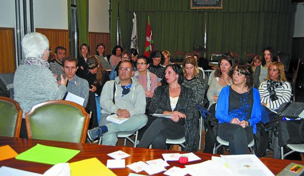 Representación de familias de todos los centros educativos de Urnieta en el salón de Plenos. 