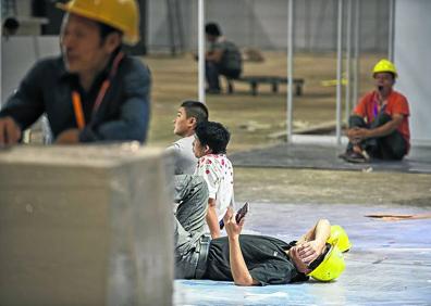 Imagen secundaria 1 - Del campo . Emigrantes rurales de todos los rincones de China acuden a las ciudades sabiendo que allí necesitan mano de obra pra levantar los estands.