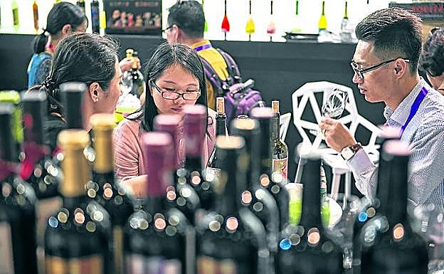 Interwine es una de las ferias de vinos más potentes. Se levanta de la nada en un par de días y es normal que los obreros paren a echarse una siesta allí mismo. 