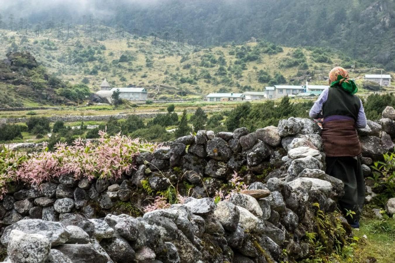 Acceder hasta localidades de Khumde y Khumjung, que sobrepasan los 3.800 metros de altura, y pasear por sus 'calles' es una buena opción para aclimatar en el tercer día de trekking.