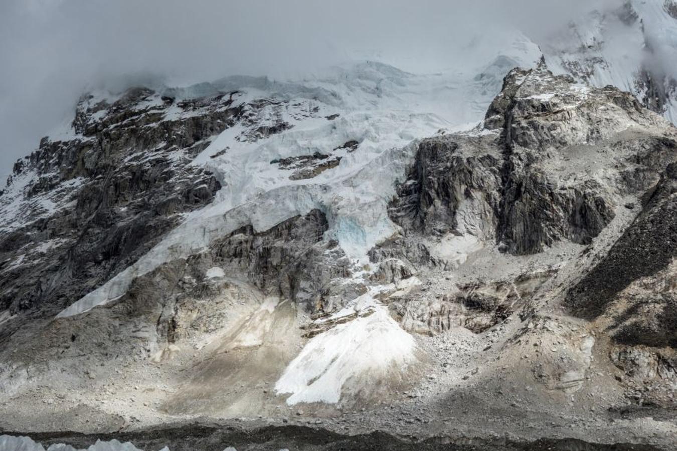 Tras dos horas de caminata por zonas rocosas, llegar a Gorak Shep significa que el objetivo anda cerca. Tres horas separan el Campo Base de este conjunto de lodges. La altura hace que el camino se torne difícil pero la vistas y sobre todo alcanzar ese lugar del que zarpan las expediciones a la cima del techo del mundo, te hace sacar fuerzas.