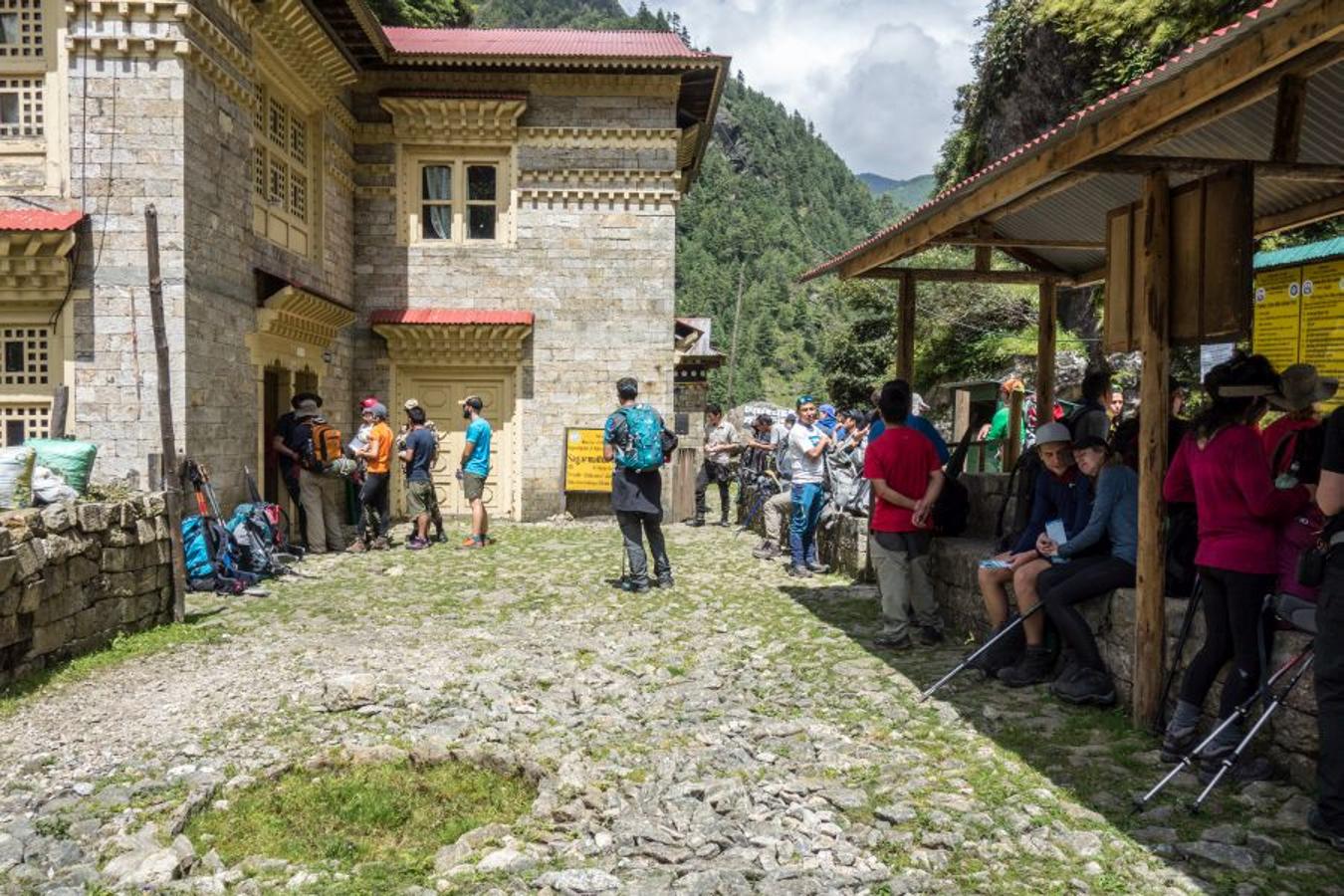 Con la segunda etapa comienza el desnivel positivo, un recorrido que finaliza con dos horas de continua subida que nos hará cruzar por varios puentes tibetanos hasta llegar a la capital de los sherpas: Namche Bazaar.